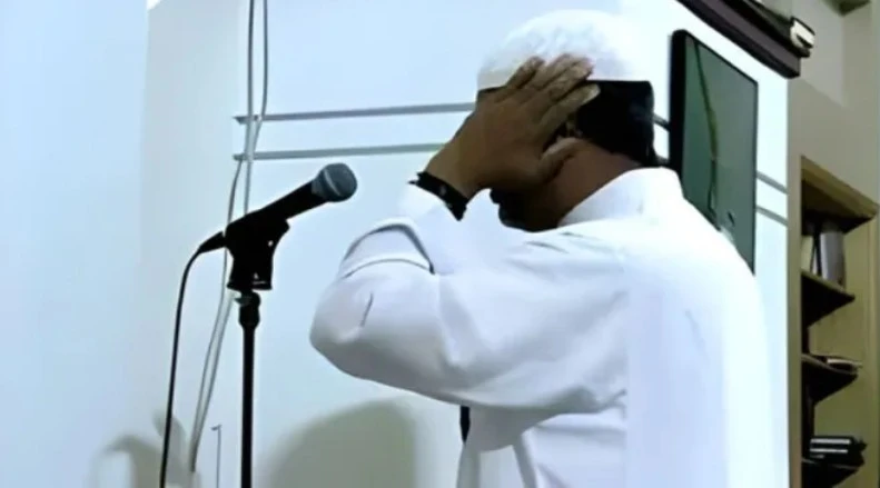 আজান দেওয়ার সময় মোয়াজ্জিনকে ছুরিকাঘাত